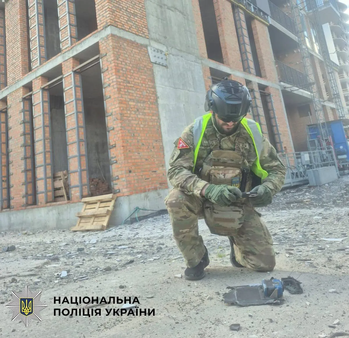 Київ атакували ворожі дрони: є влучання в будівлю і постраждалі через падіння уламків. Усі подробиці та фото