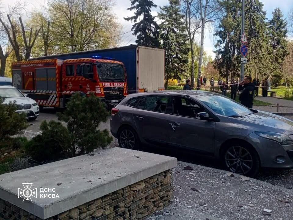 Киев атаковали вражеские дроны: есть попадания в здание и пострадавшие из-за падения обломков. Подробности и фото