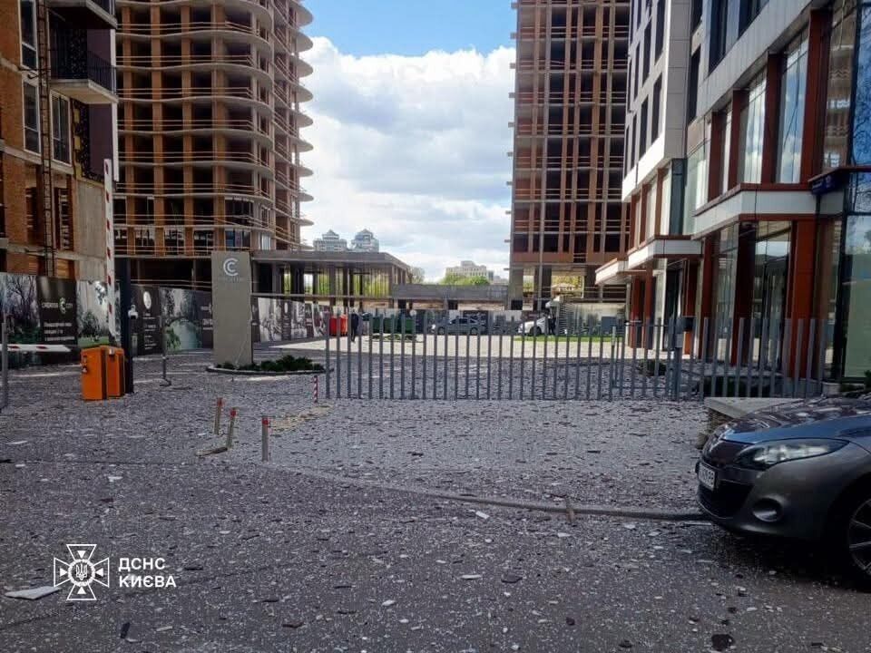 Киев атаковали вражеские дроны: есть попадания в здание и пострадавшие из-за падения обломков. Подробности и фото