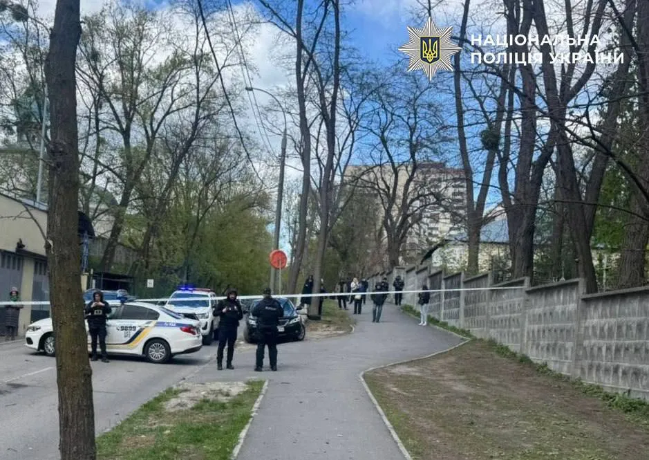 Київ атакували ворожі дрони: є влучання в будівлю і постраждалі через падіння уламків. Усі подробиці та фото