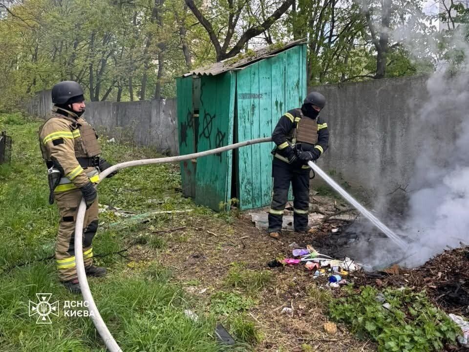 Киев атаковали вражеские дроны: есть попадания в здание и пострадавшие из-за падения обломков. Подробности и фото