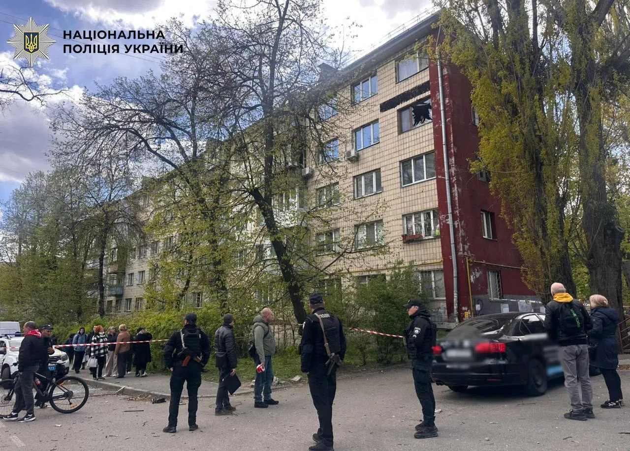 Київ атакували ворожі дрони: є влучання в будівлю і постраждалі через падіння уламків. Усі подробиці та фото