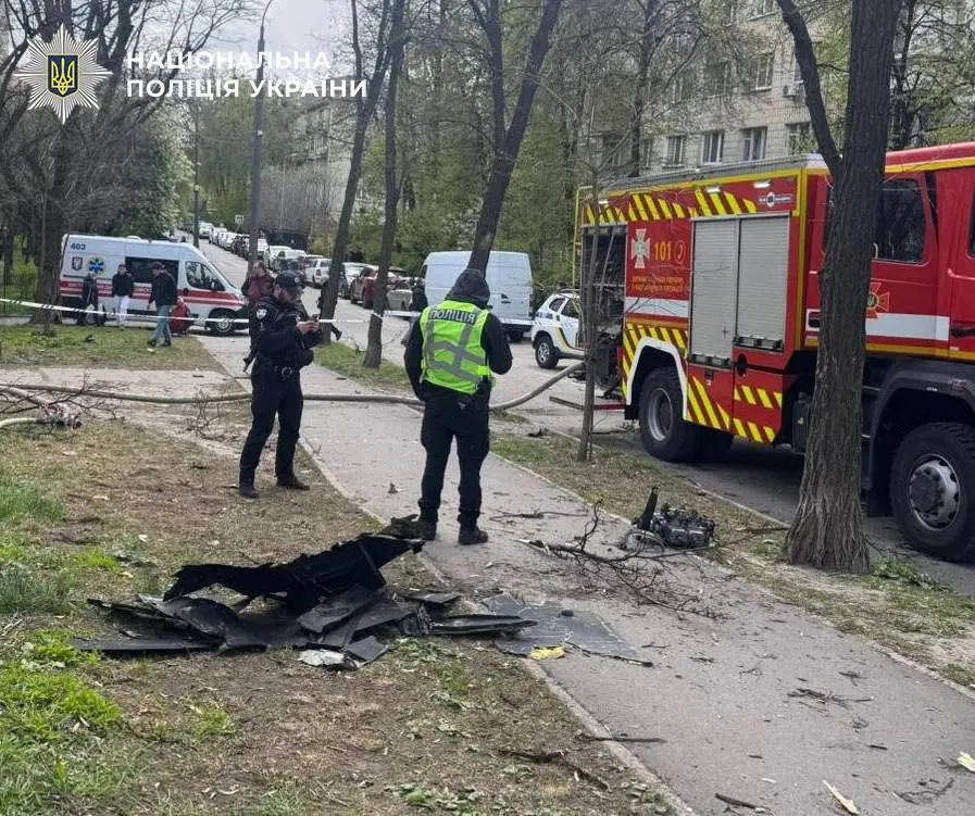 Київ атакували ворожі дрони: є влучання в будівлю і постраждалі через падіння уламків. Усі подробиці та фото