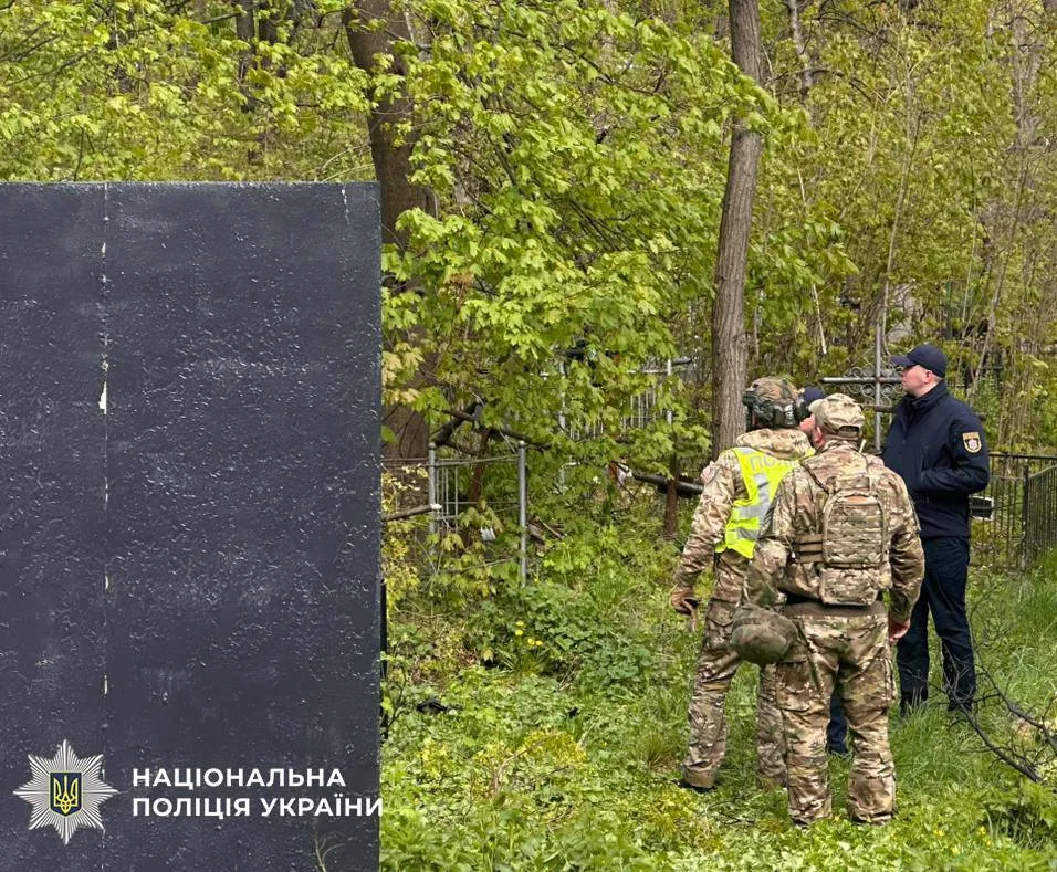 Київ атакували ворожі дрони: є влучання в будівлю і постраждалі через падіння уламків. Усі подробиці та фото