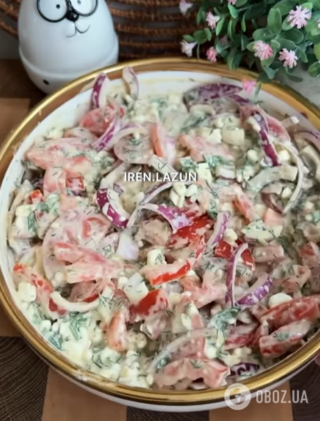 Легкий салат с зернистым сыром для обеда: получится очень вкусно и питательно