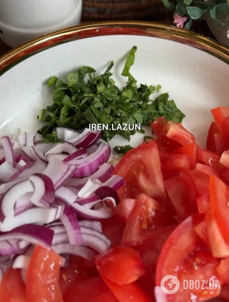 Легкий салат с зернистым сыром для обеда: получится очень вкусно и питательно