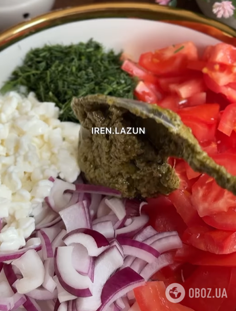 Легкий салат с зернистым сыром для обеда: получится очень вкусно и питательно