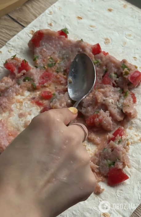 Быстрые рулетики из лаваша и фарша: готовятся элементарно