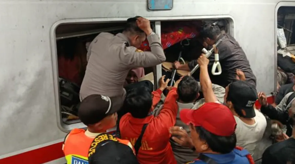 В Индонезии в результате столкновения поездов погибли 14 человек, еще 84 пострадали. Фото и видео
