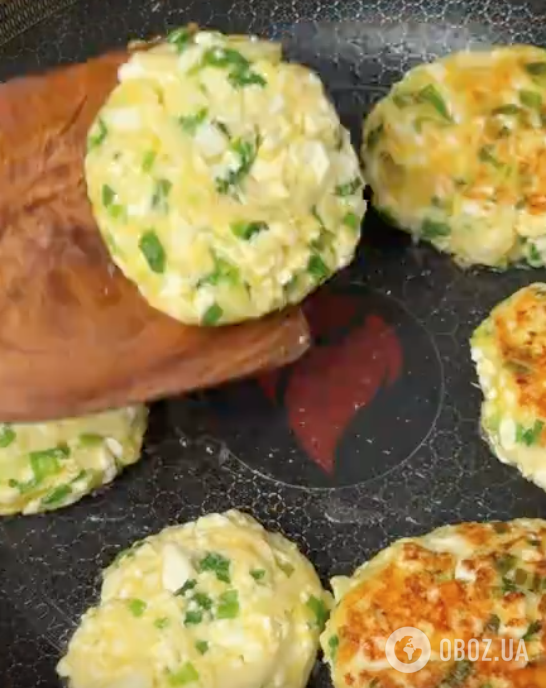 Білкові пиріжки з кисломолочного сиру та яєць для корисної вечері: ділимося простим рецептом