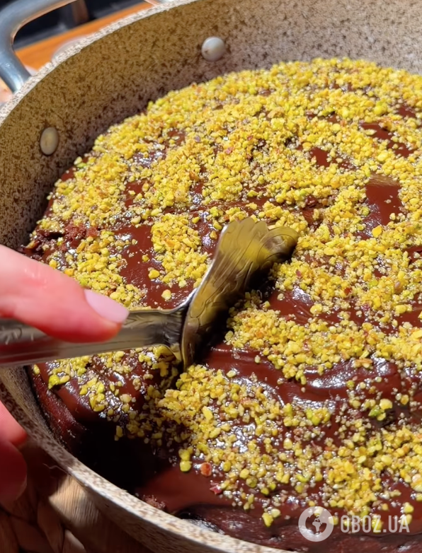 Шоколадний торт без випічки, просто на сковороді: ділимося елементарним рецептом