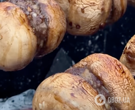 Смачніше, ніж м'ясо: соковиті печериці з фаршем на мангалі за 10 хвилин