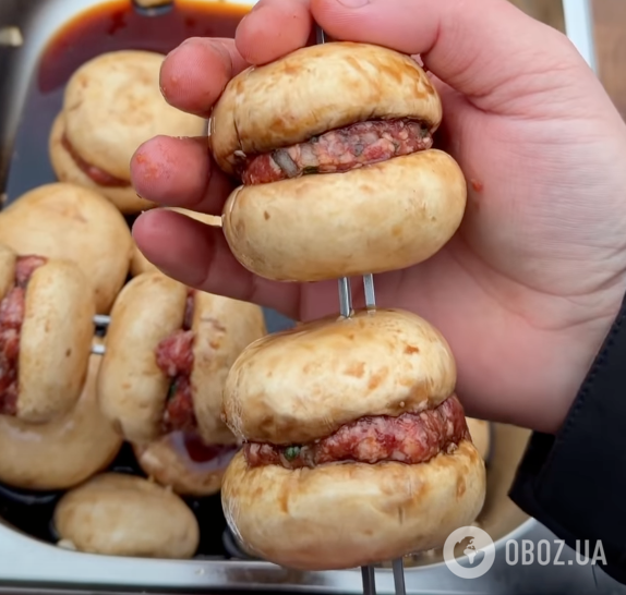 Смачніше, ніж м'ясо: соковиті печериці з фаршем на мангалі за 10 хвилин