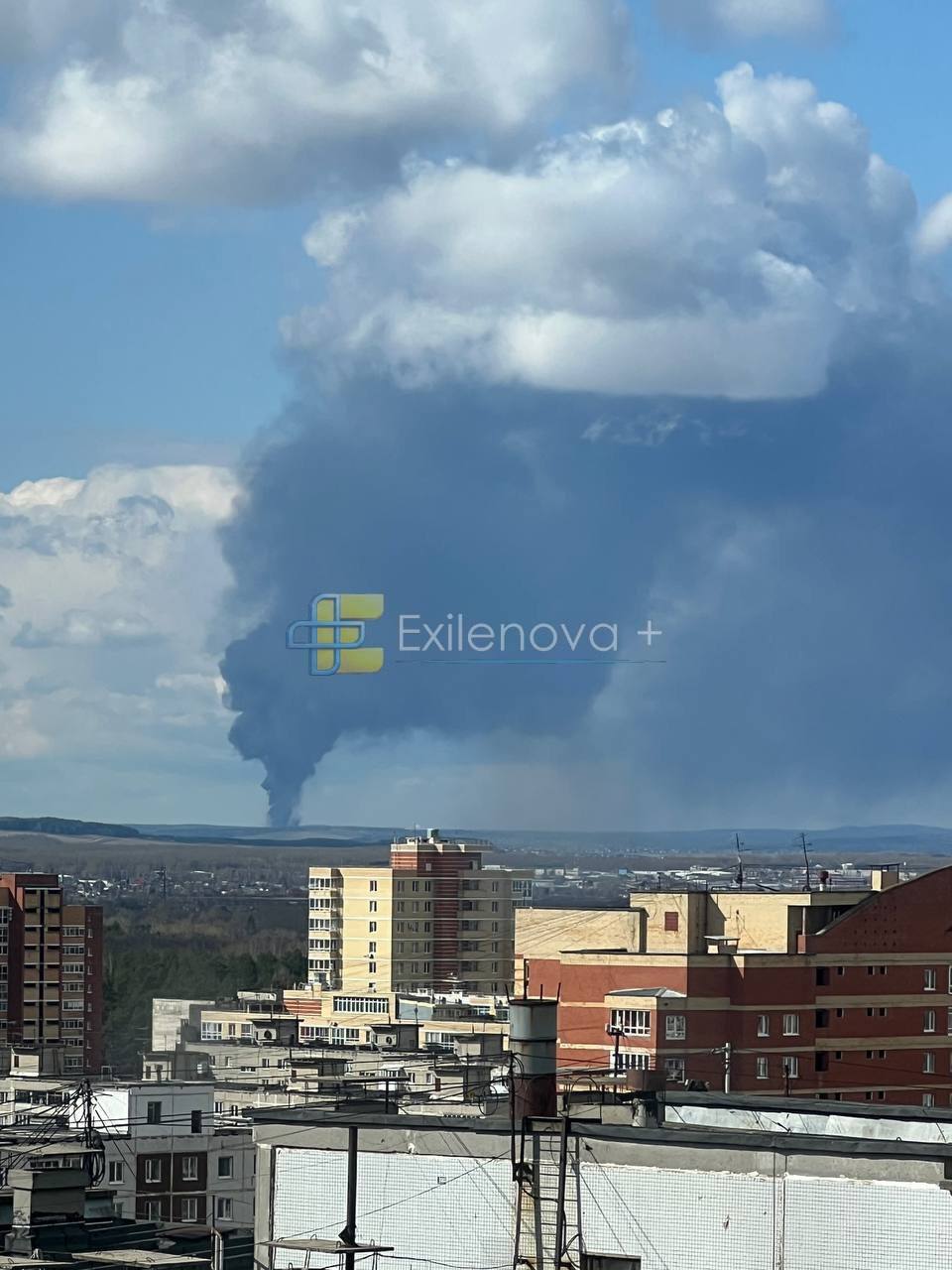 Піднявся дим: у російській Пермі атаковано вузлову станцію "Транснафти". Фото і відео