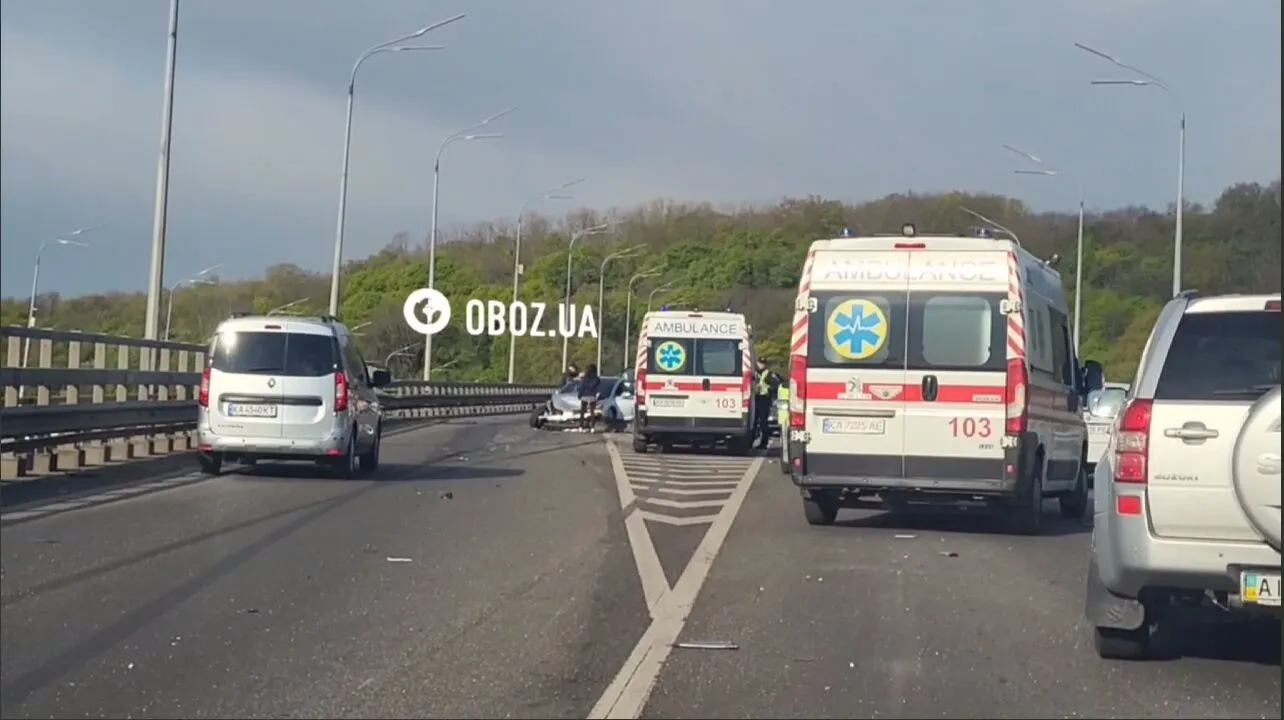 У Києві на Дарницькому мосту сталась масштабна ДТП: є загибла. Усі подробиці, фото та відео