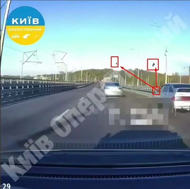 В Киеве на Дарницком мосту произошло масштабное ДТП: есть погибшая. Подробности, фото и видео