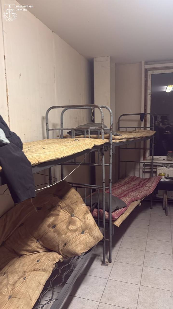 Викрали підприємця та вибивали з нього електрострумом гроші: в Одесі поліція викрила банду зловмисників. Фото