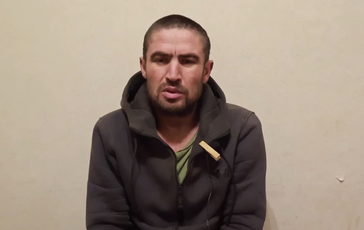 Кинули в оточенні, без води та їжі: полонений окупант поскаржився на командування і розповів про втрати Росії у війні. Відео