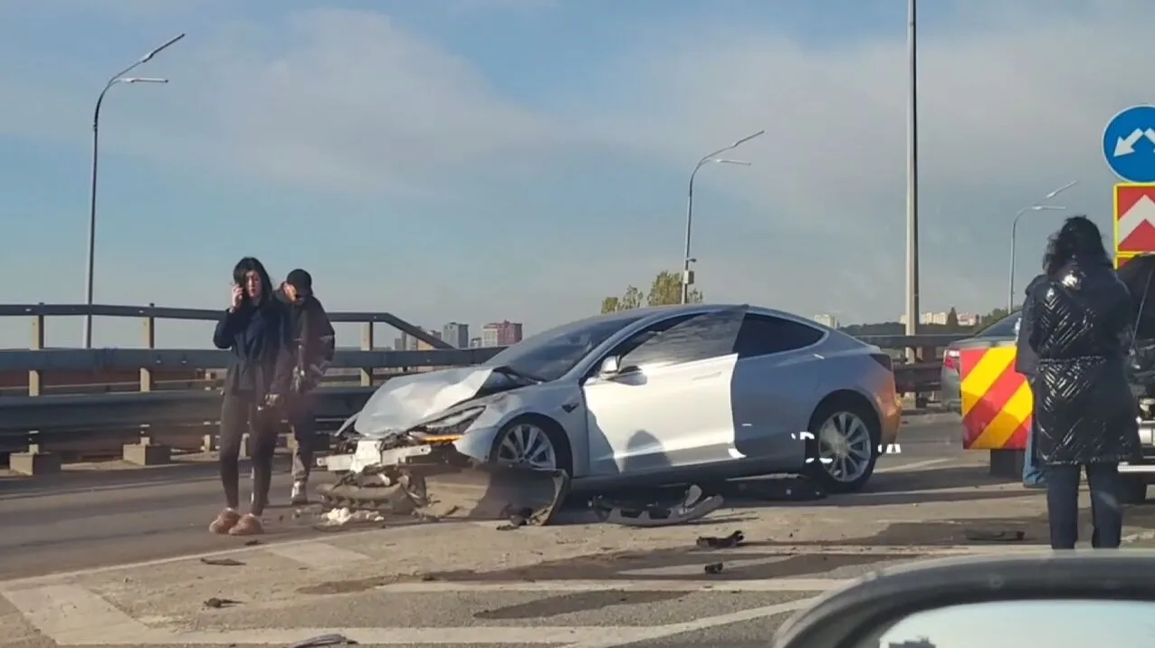 У Києві на Дарницькому мосту сталась масштабна ДТП: є загибла. Усі подробиці, фото та відео