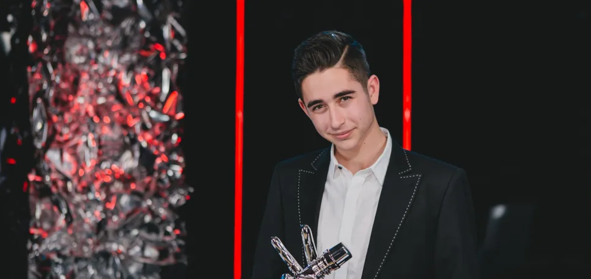 Продал выигранную квартиру, развелся и работал в интернет-магазине. Куда исчез после славы дважды победитель "Голоса страны" Роман Сасанчин