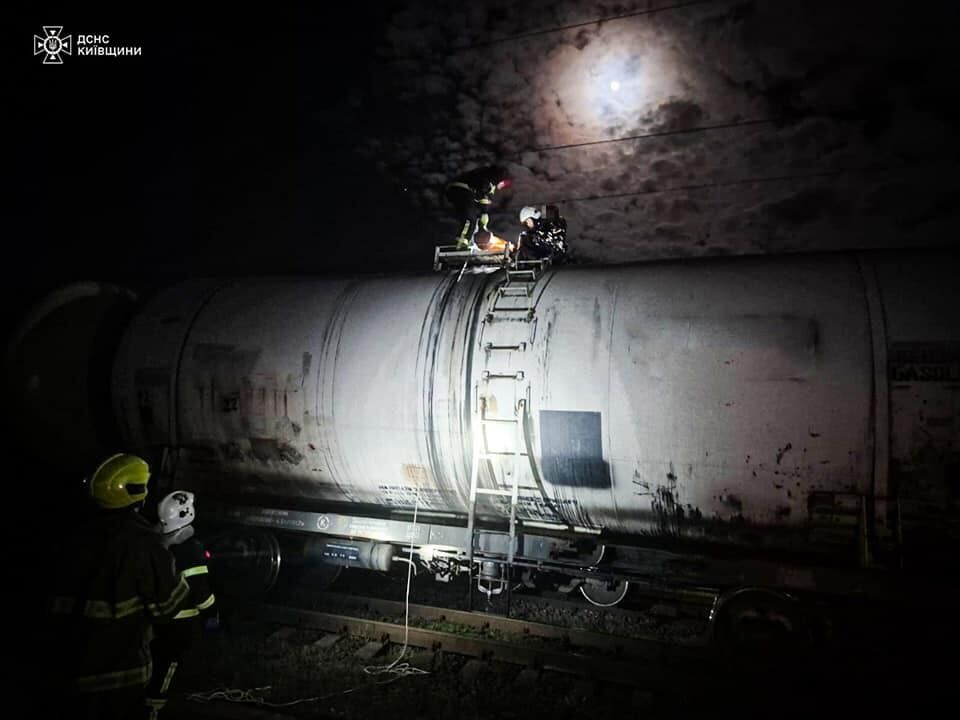 На Київщині 13-річного хлопця уразило струмом на залізниці: у дитини 80% опіків тіла. Подробиці та фото