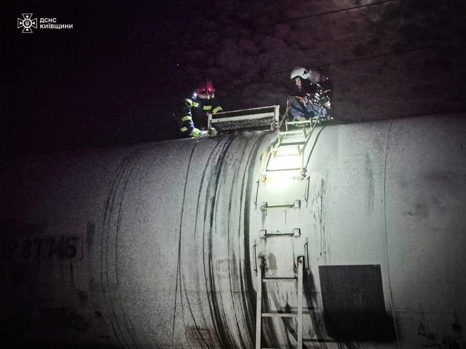 На Київщині 13-річного хлопця уразило струмом на залізниці: у дитини 80% опіків тіла. Подробиці та фото