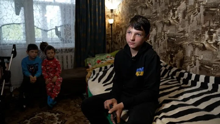 "Робив таке вперше": на Чернігівщині 12-річний хлопець знешкодив FPV-дрон, який летів на його братів та сестер. Відео