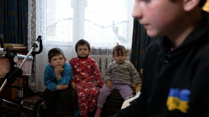 "Робив таке вперше": на Чернігівщині 12-річний хлопець знешкодив FPV-дрон, який летів на його братів та сестер. Відео