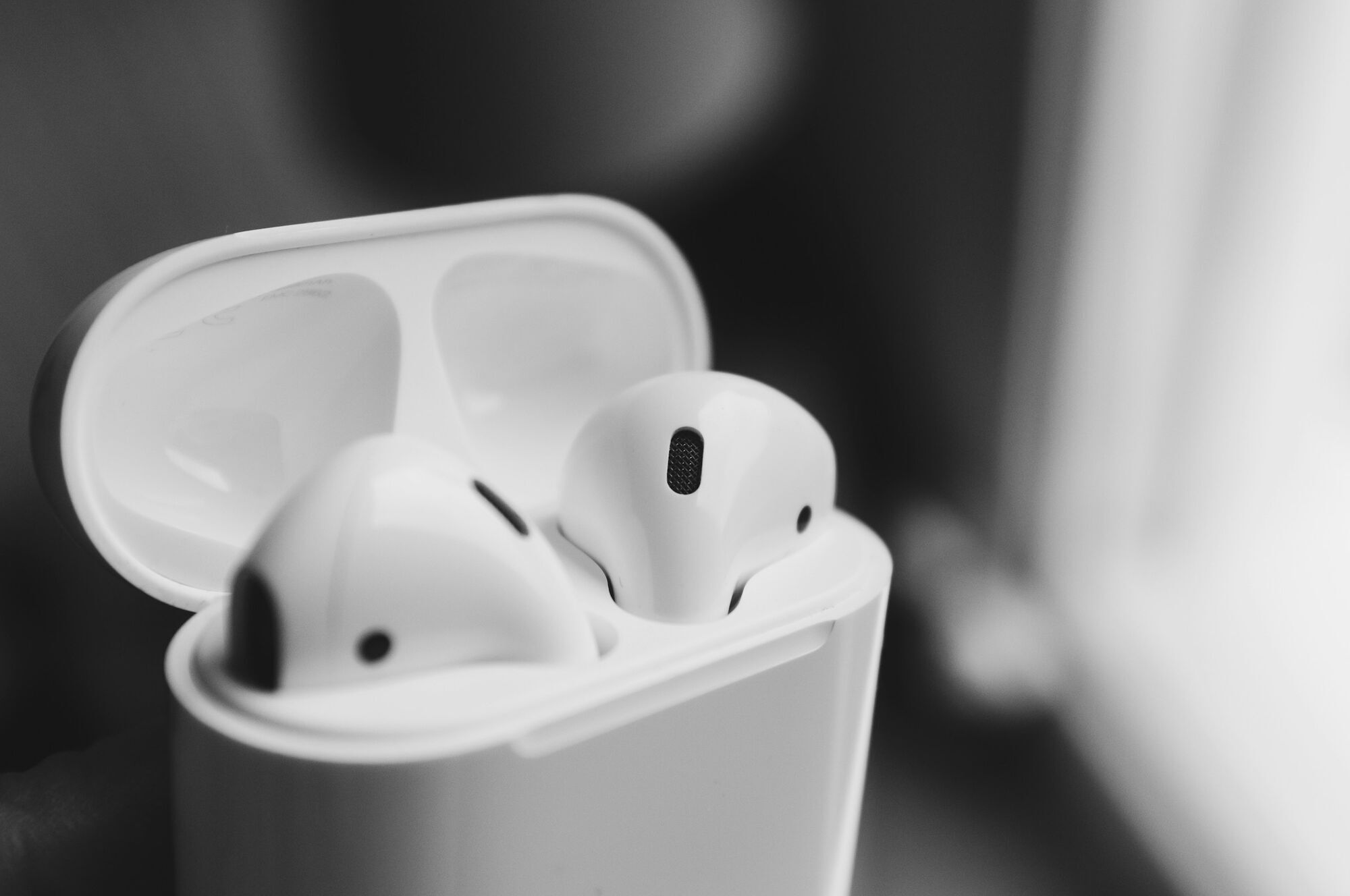 Чи можна заряджати AirPods всю ніч: пояснення експертів