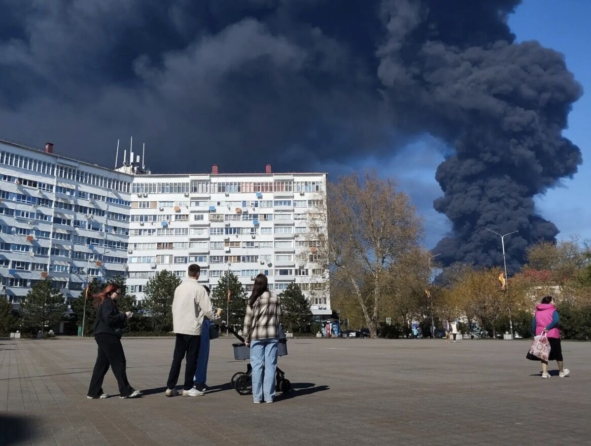 "Ніч була страшна, над містом стоять величезні стовпи диму": у Туапсе скаржаться на наслідки атаки на НПЗ. Відео