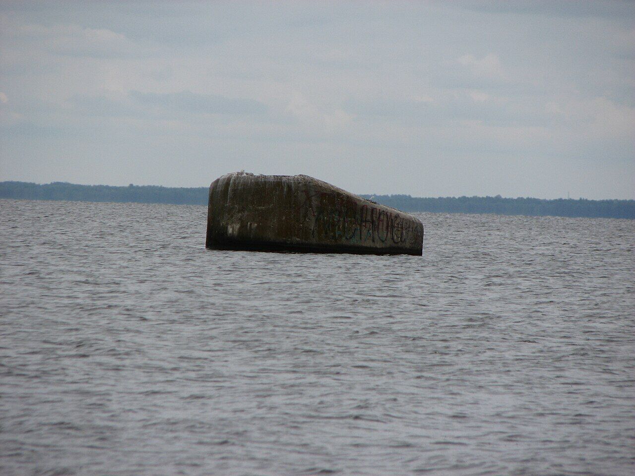 Під Києвом можна було підійти до ДОТу часів Другої світової війни: різко впав рівень води у Київському морі. Відео