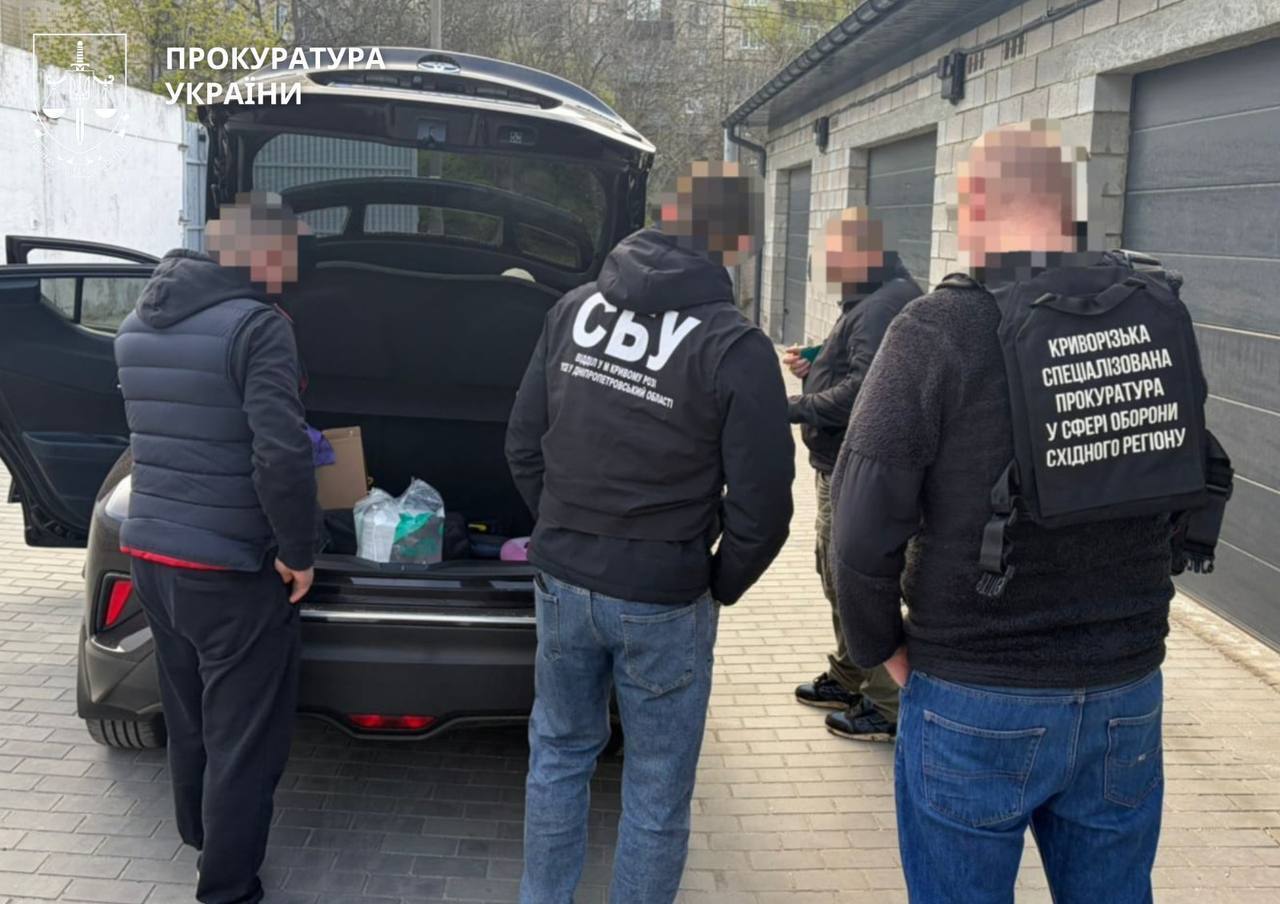 Обещали за $15 тыс. "решить вопрос" с ВВК: в Кривом Роге разоблачили директора и волонтера благотворительного фонда. Фото