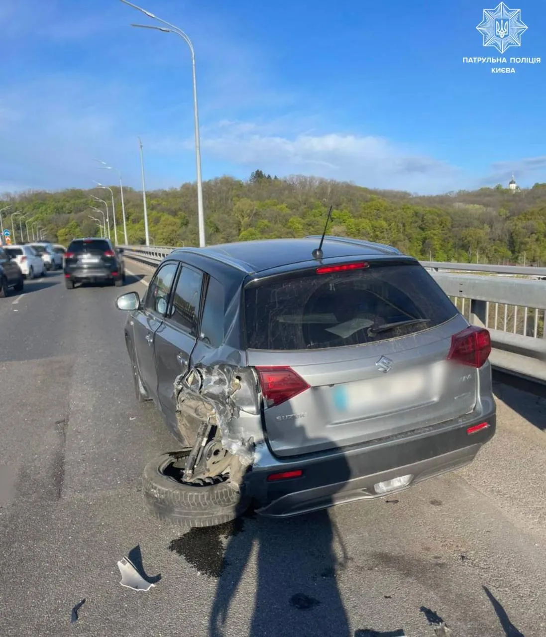 У Києві на Дарницькому мосту сталась масштабна ДТП: є загибла. Усі подробиці, фото та відео