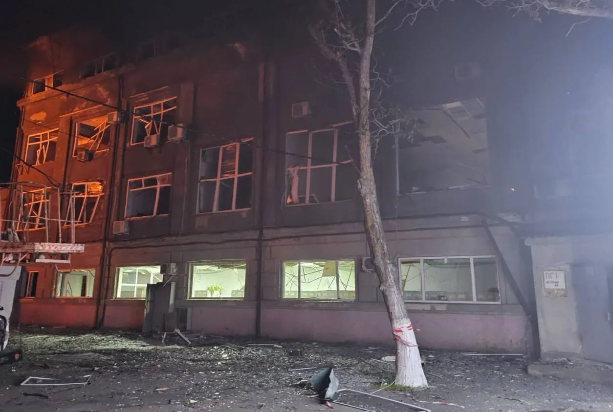 Оккупанты ударили по югу Одесщины: разрушены больница и жилые дома, есть пострадавшие. Фото
