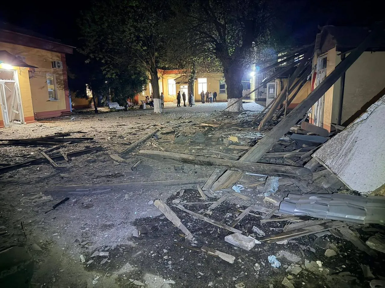 Оккупанты ударили по югу Одесщины: разрушены больница и жилые дома, есть пострадавшие. Фото
