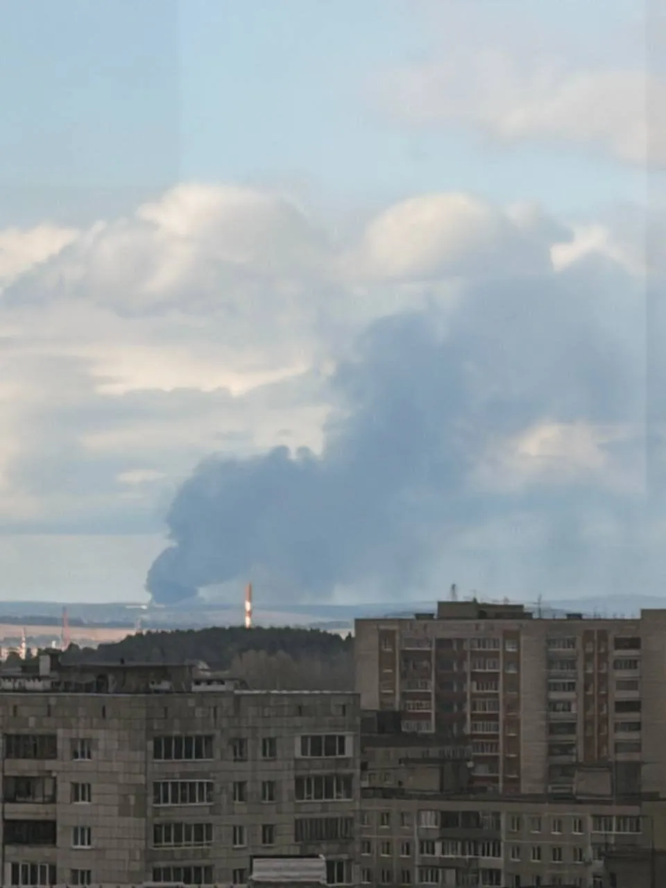 Горять майже всі резервуари: у СБУ розкрили подробиці ураження нафтоперекачувальної станції біля Пермі. Фото і відео