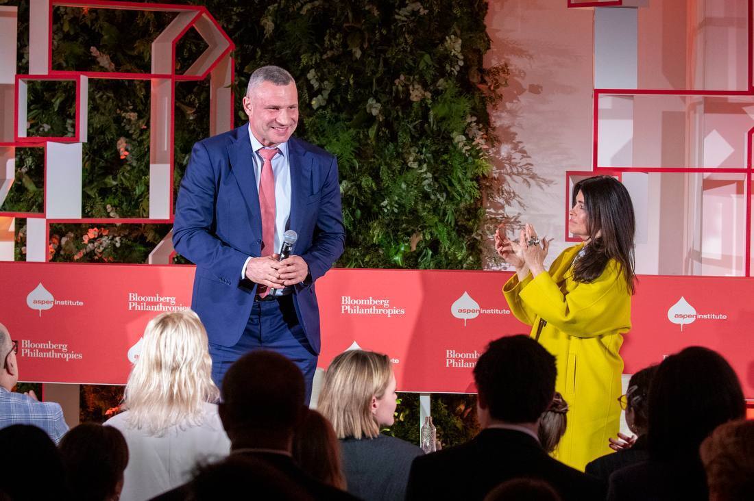 Bloomberg CityLab 2026: Кличко и художница Эс Девлин провели сессию "Искусство связи" в Мадриде