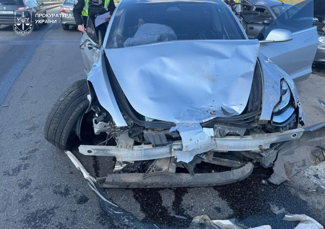 В Киеве на Дарницком мосту произошло масштабное ДТП: есть погибшая. Подробности, фото и видео