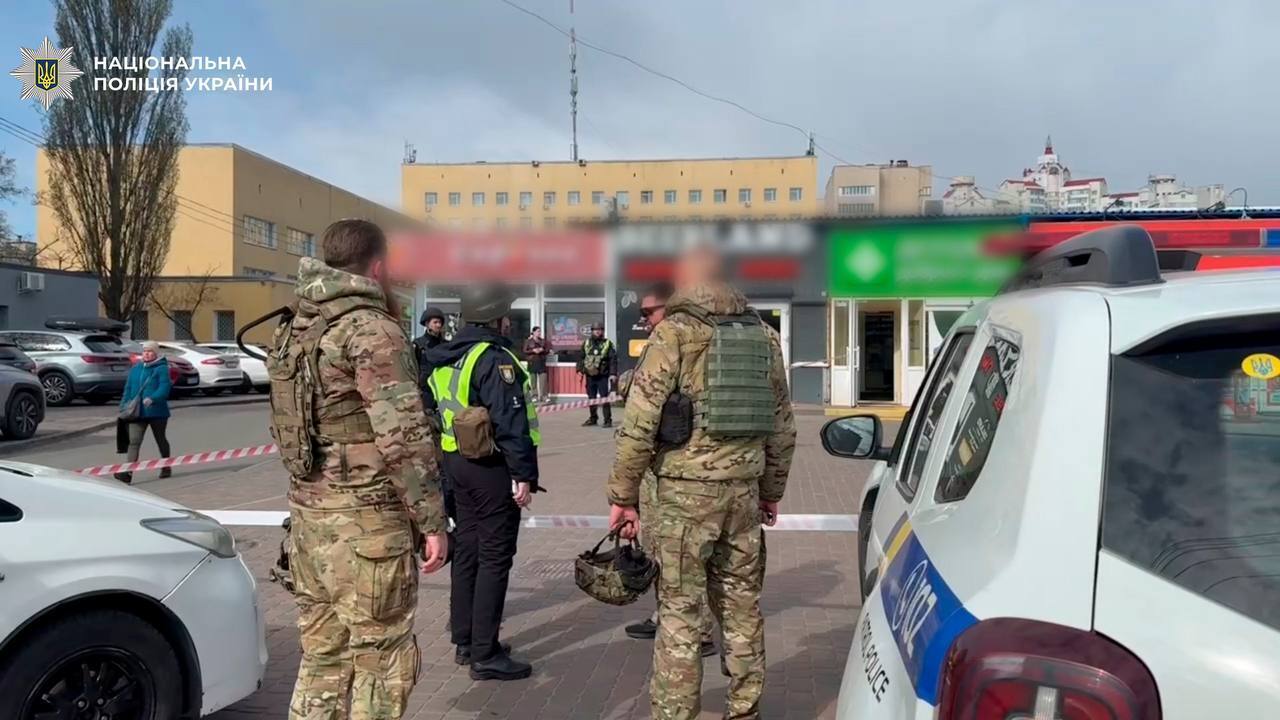 У Києві п’яний чоловік "замінував" аптеку через відмову продати ліки без рецепту. Фото та відео