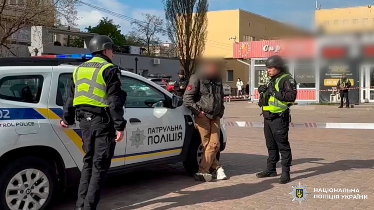 У Києві п’яний чоловік "замінував" аптеку через відмову продати ліки без рецепту. Фото та відео