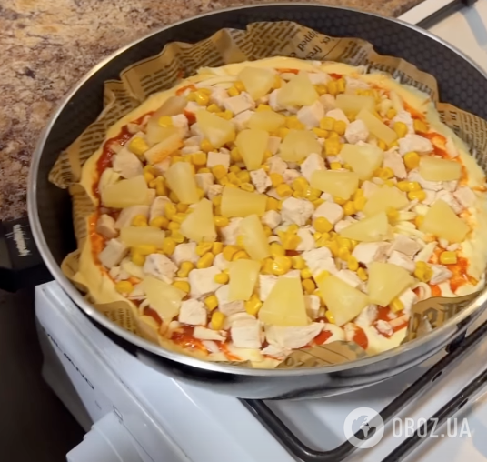 Самая ленивая гавайская пицца без замеса теста на сковороде: готовится всего 10 минут