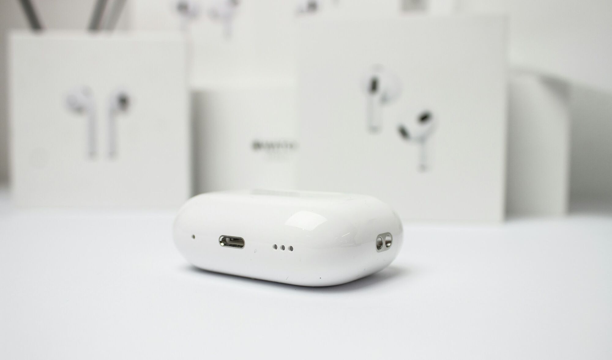 Чи можна заряджати AirPods всю ніч: пояснення експертів