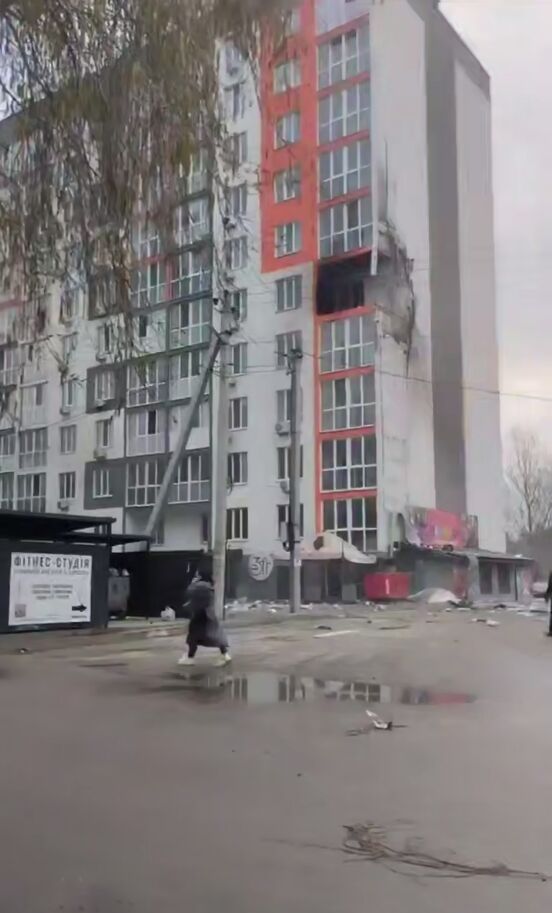 На Київщині російський дрон влучив у багатоповерхівку. Подробиці, фото та відео