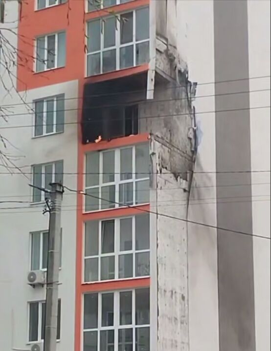 На Київщині російський дрон влучив у багатоповерхівку. Подробиці, фото та відео