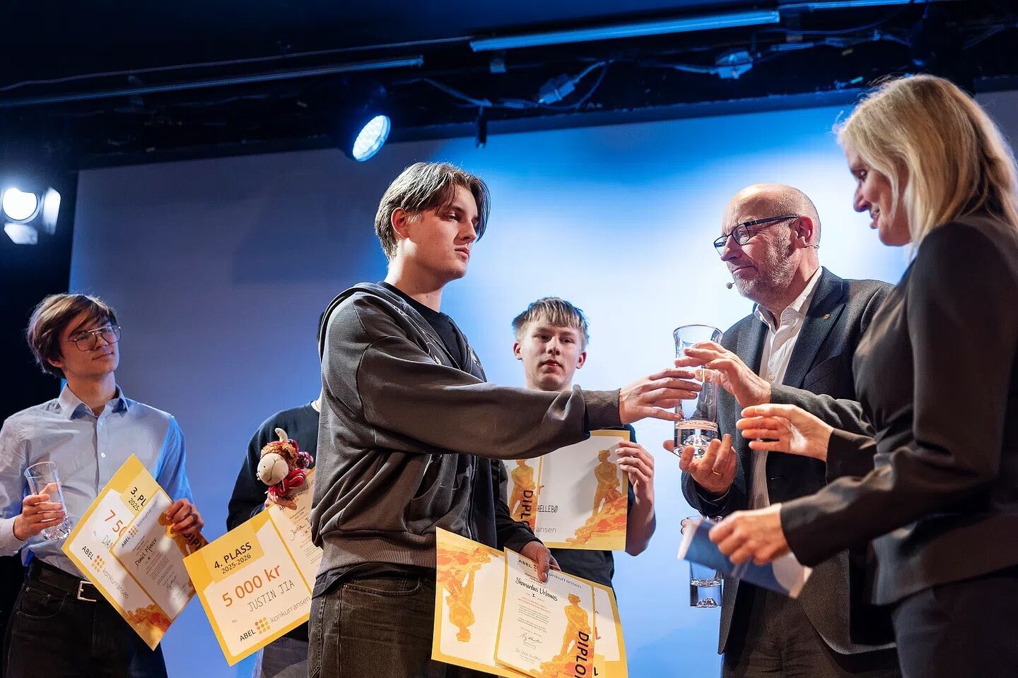 У Норвегії хлопець виграв національну олімпіаду з математики і задонатив всю премію Україні: як він це пояснив