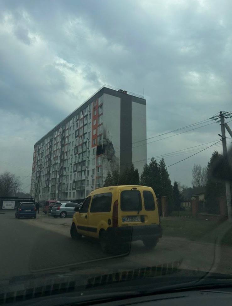 На Київщині російський дрон влучив у багатоповерхівку. Подробиці, фото та відео