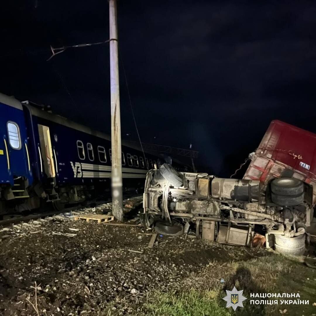 На Харьковщине грузовик столкнулся с пассажирским поездом: вагоны сошли с рельсов, есть пострадавшие. Фото