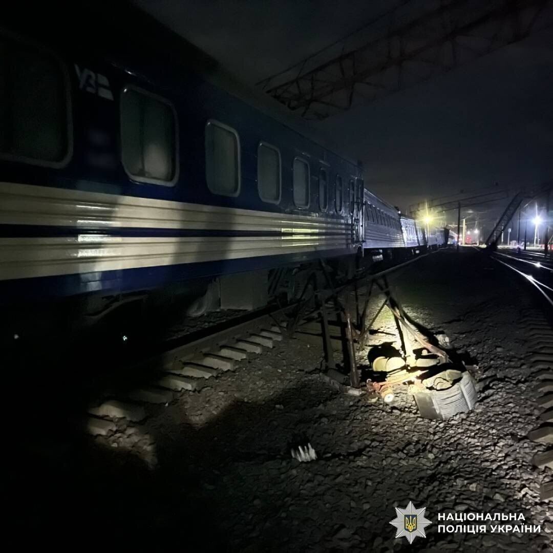 На Харьковщине грузовик столкнулся с пассажирским поездом: вагоны сошли с рельсов, есть пострадавшие. Фото