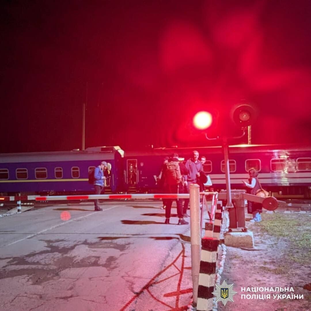 На Харьковщине грузовик столкнулся с пассажирским поездом: вагоны сошли с рельсов, есть пострадавшие. Фото