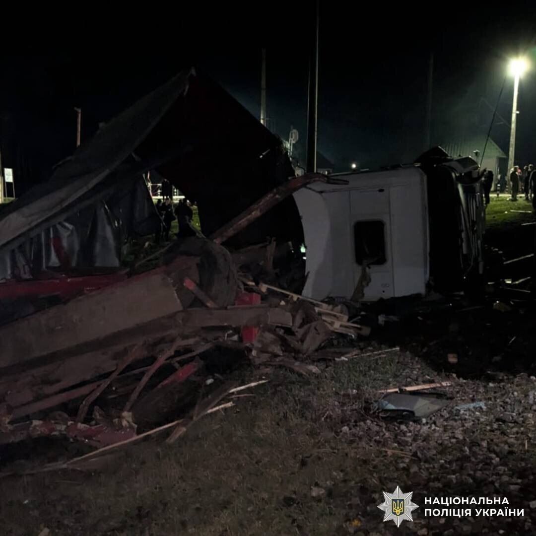 На Харьковщине грузовик столкнулся с пассажирским поездом: вагоны сошли с рельсов, есть пострадавшие. Фото
